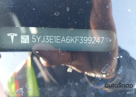 2019 Tesla Model 3 Long Range/Mid Range/Standard Range/Standard Range Plus z USA, uszkodzony, nr VIN 5YJ3E1EA6KF399247